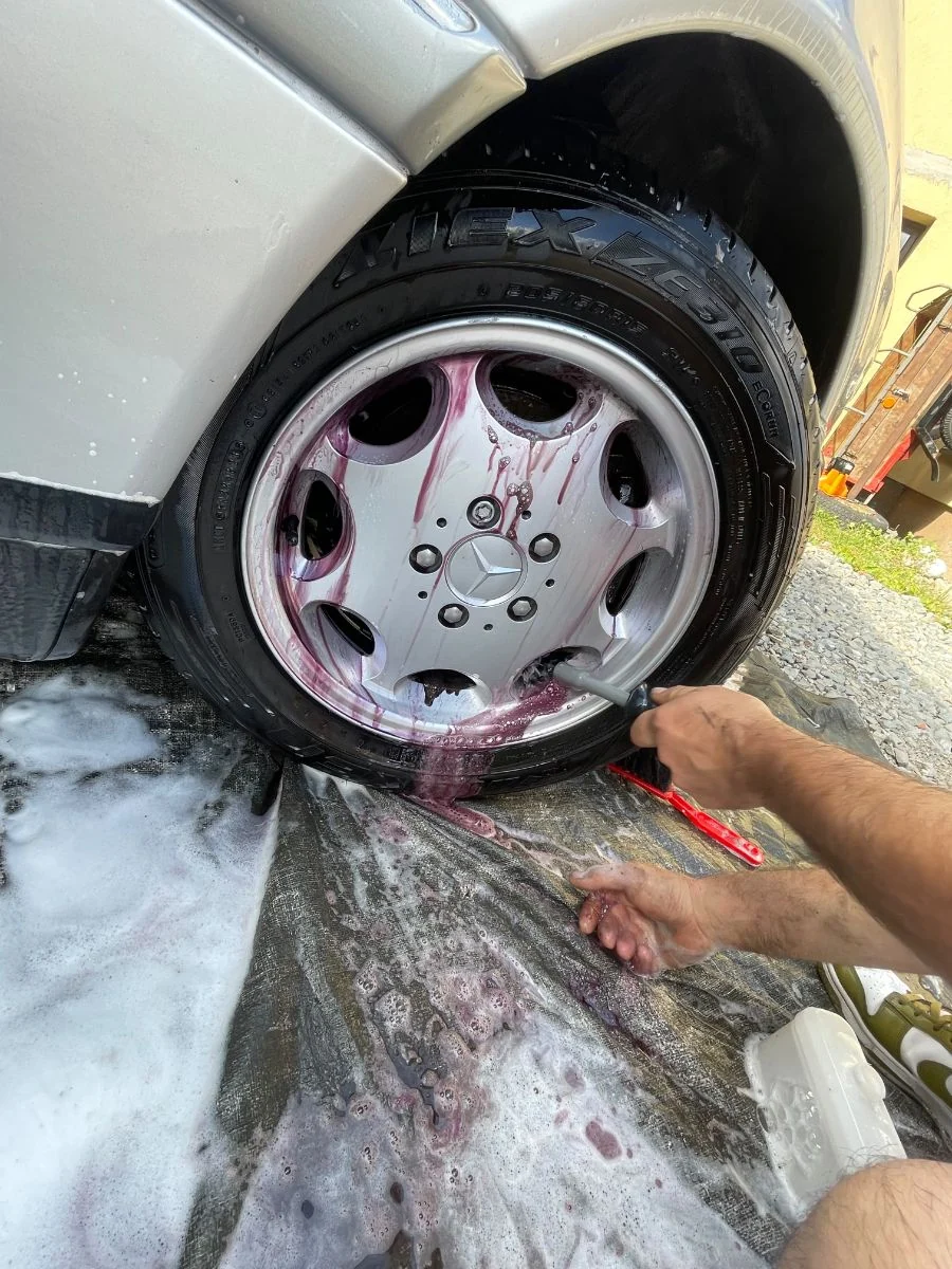 Ruční mytí kola a pneumatiky aktivní pěnou